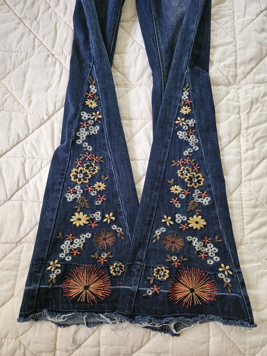 Ashley Mason Denim - Ashley Mason- Floral Embroidered Bootcut Jeans- Size 7